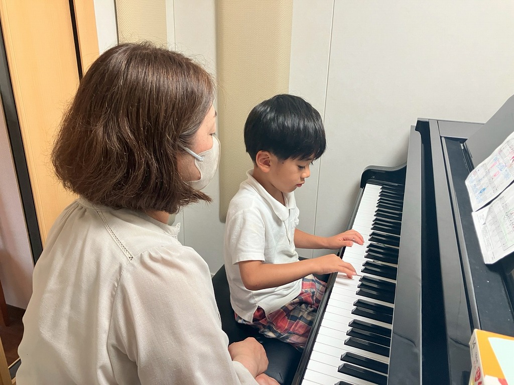 ピアノ教室の先生と生徒(男の子)