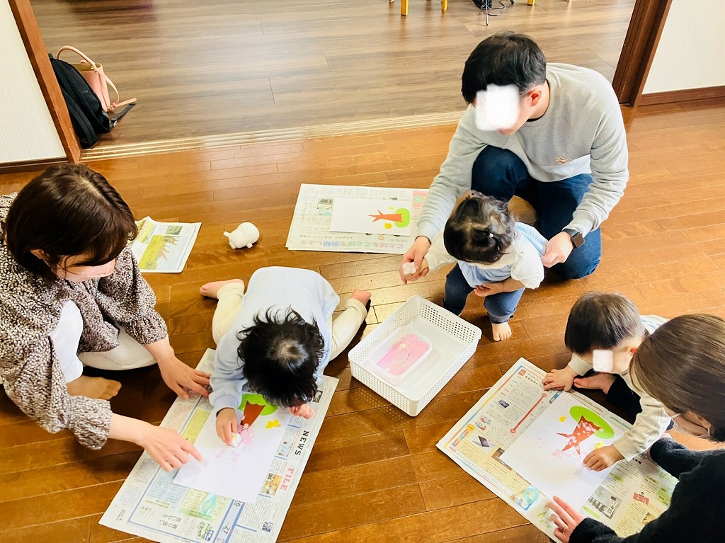 親子で参加するリトミッククラスの様子