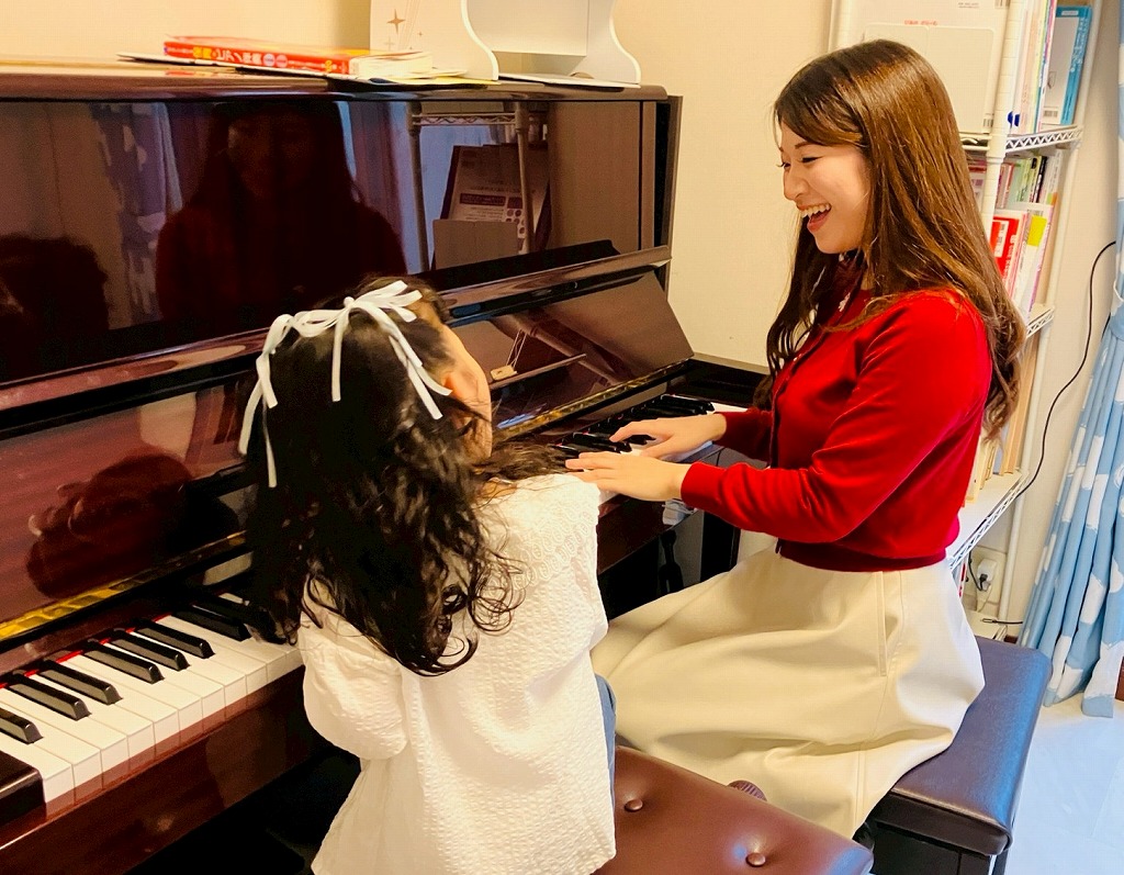 ピアノ教室の先生と生徒(女の子)