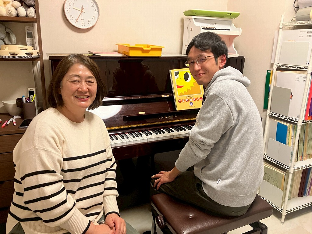 ピアノ教室の先生と生徒(大人の男性)