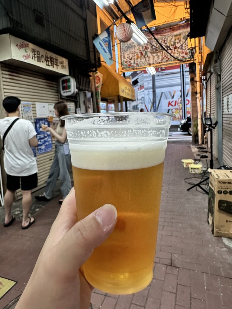六角橋商店街ヤミ市で飲む生ビール