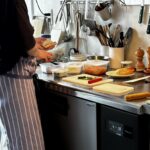 キッチンで調理するNicoさんの手元