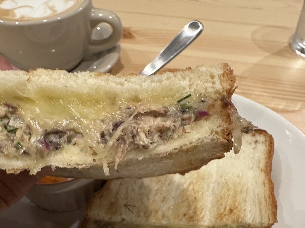 溶けたチーズが見えるサバメルトサンドの断面