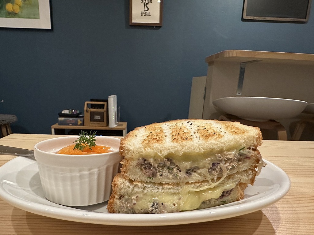 看板メニューのサバメルトサンドイッチ