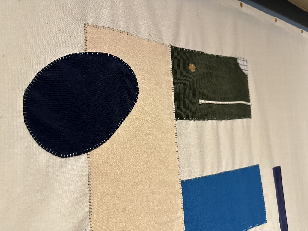 店主の美香さん手づくりのタペストリー