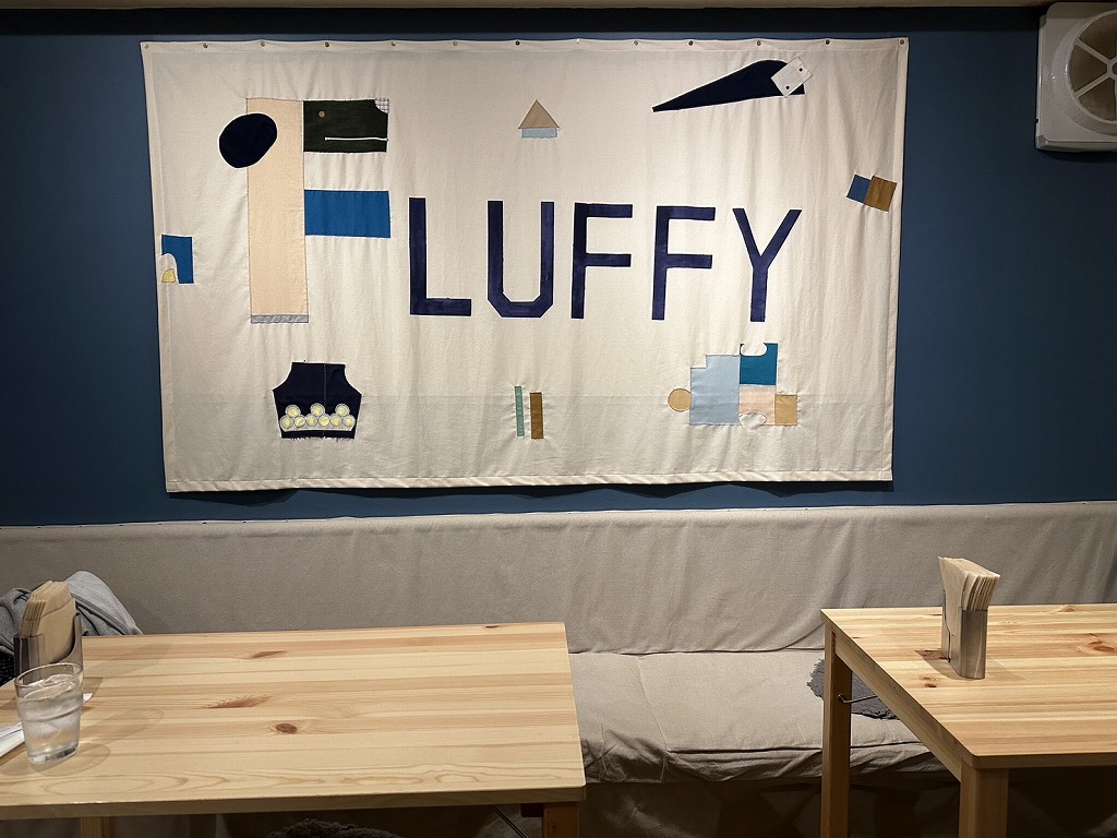 店主の美香さん手づくりのタペストリー