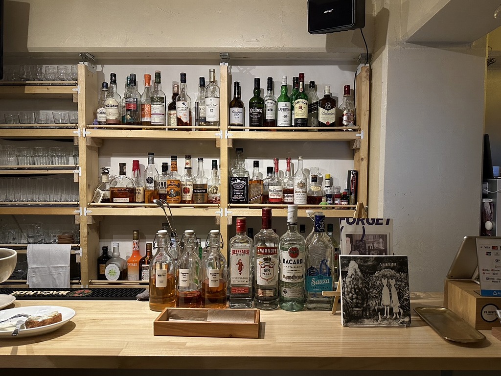 壁の棚に並ぶお酒のボトル