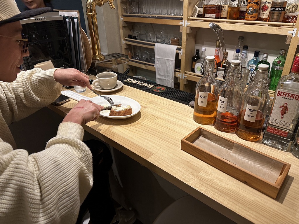 カウンター席でフレンチトーストを食べる常連の男性