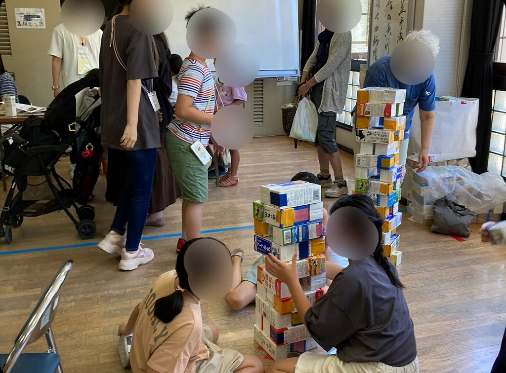 牛乳パックの巨大ジェンガ