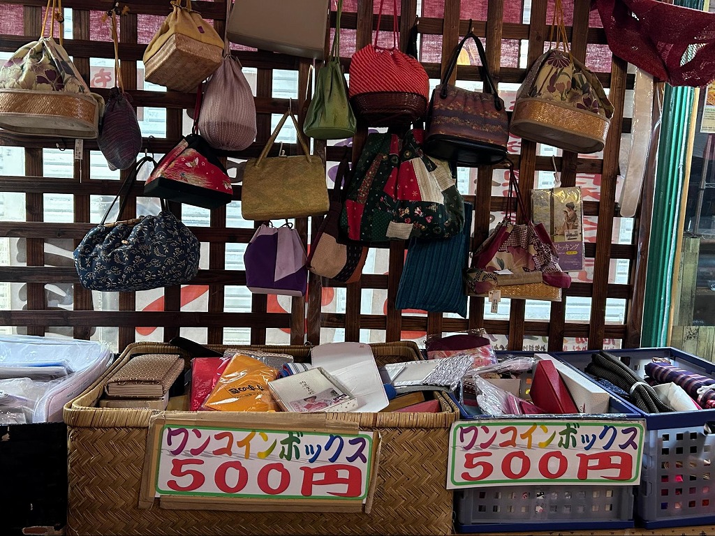 きものリサイクルきらく屋店内