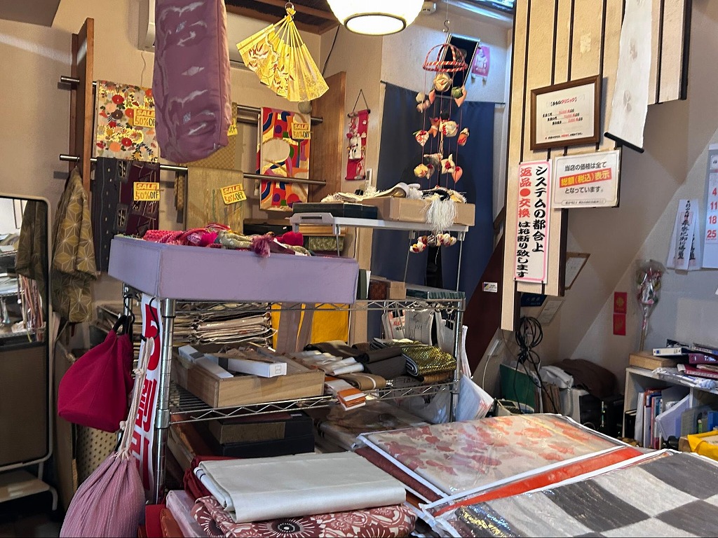 きものリサイクルきらく屋店内