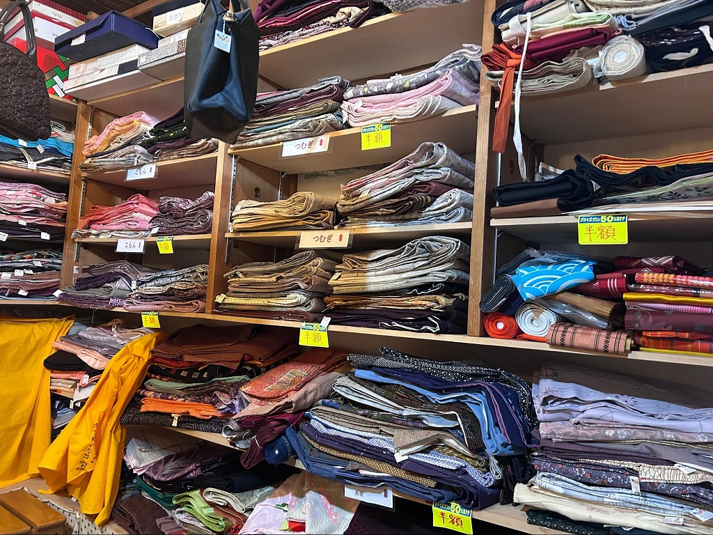 きものリサイクルきらく屋店内