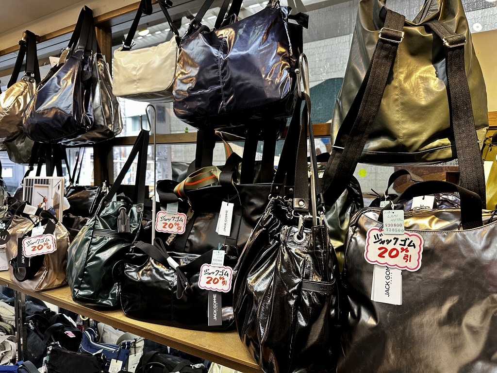 松坂屋カバン店の店内