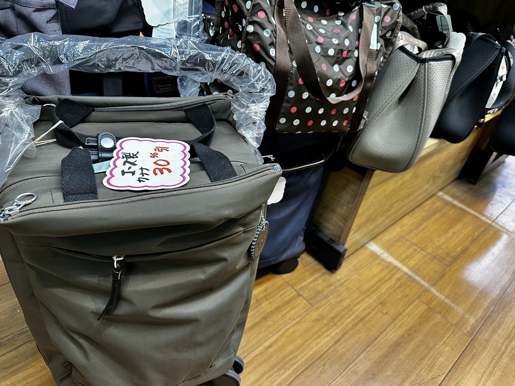 松坂屋カバン店の店内