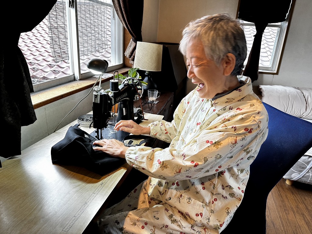 風の仕立て屋　千絵子さんがミシンに向かう様子