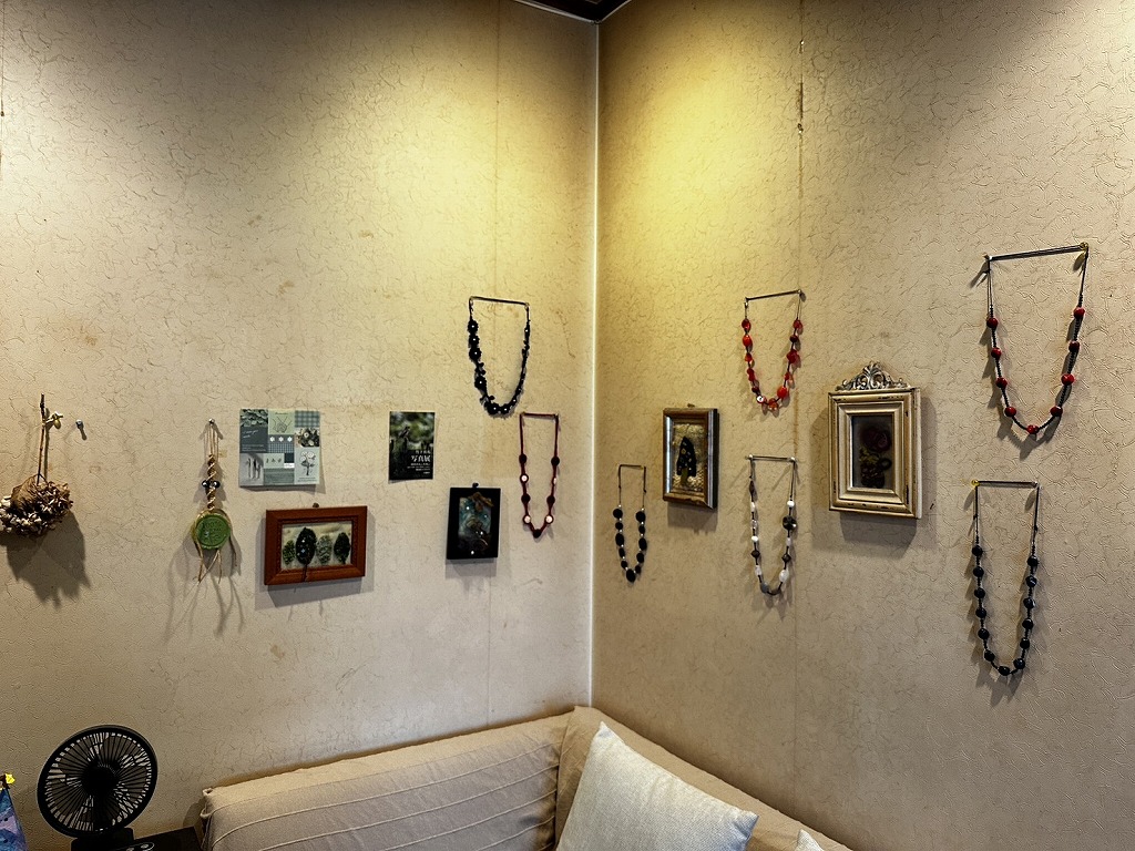 真理香さんの手掛けるレース編みネックレス