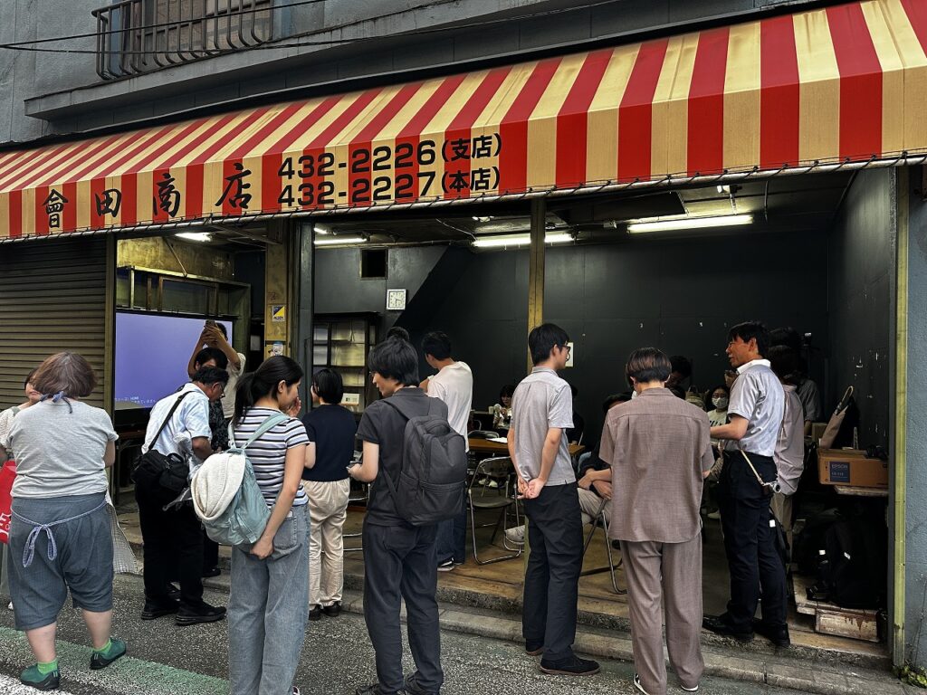 會田商店の前で