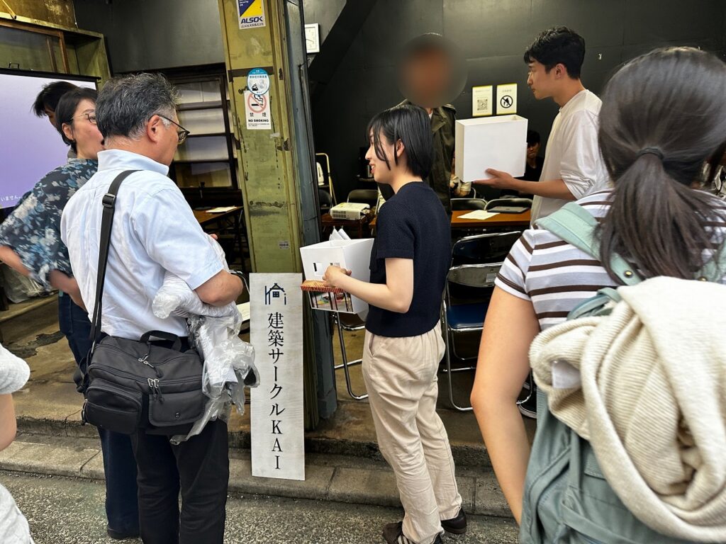 會田商店の前で
