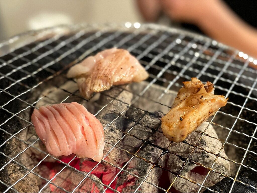 ホルモンを焼いているところ