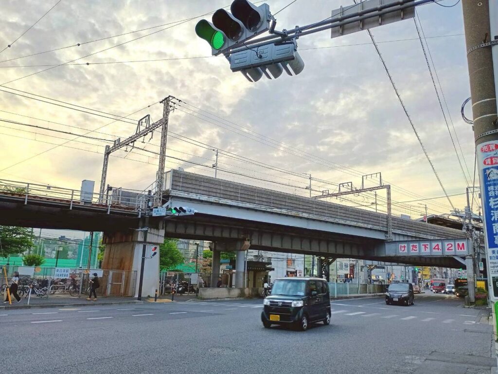 六角橋さんぽ_電車の高架