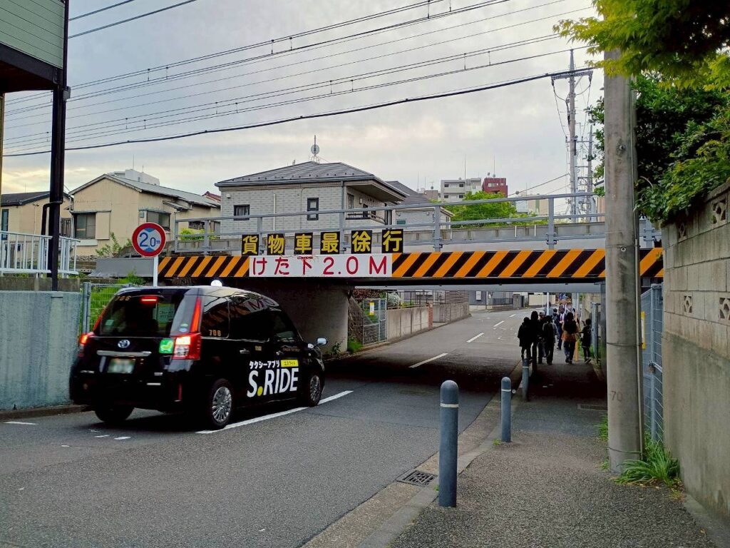六角橋さんぽ_電車の高架