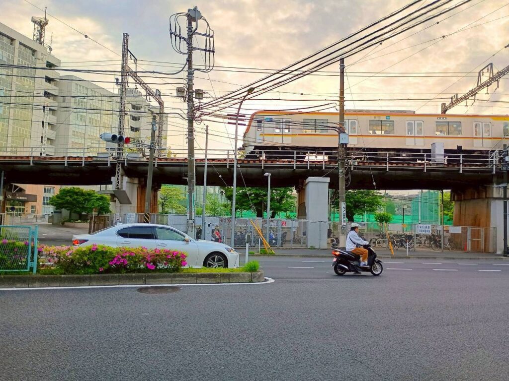 六角橋さんぽ_電車の高架