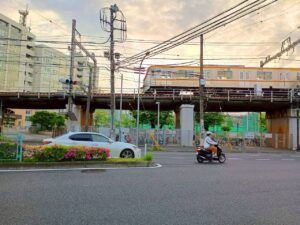 六角橋さんぽ_電車の高架