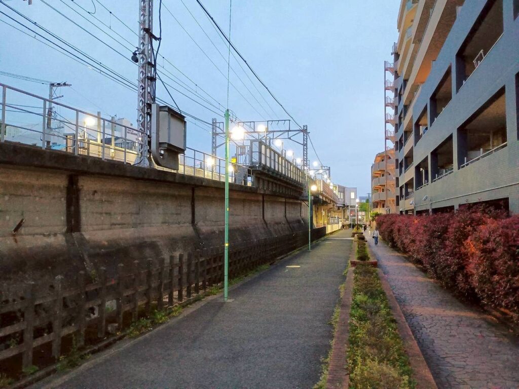 六角橋さんぽ_線路沿い