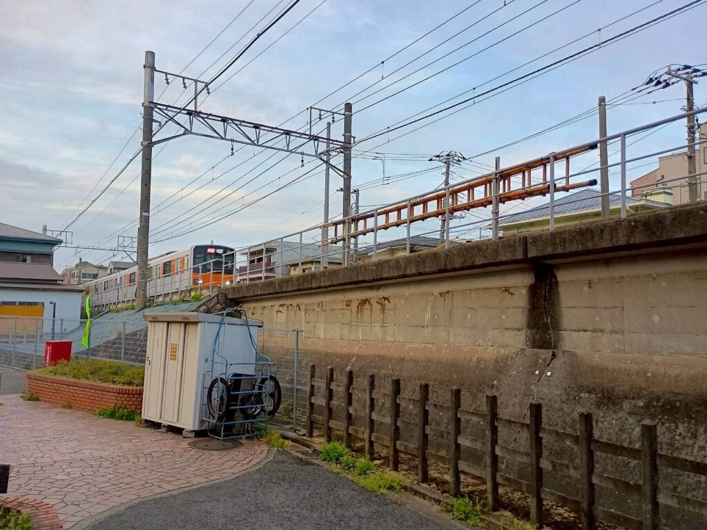 六角橋さんぽ_線路沿い