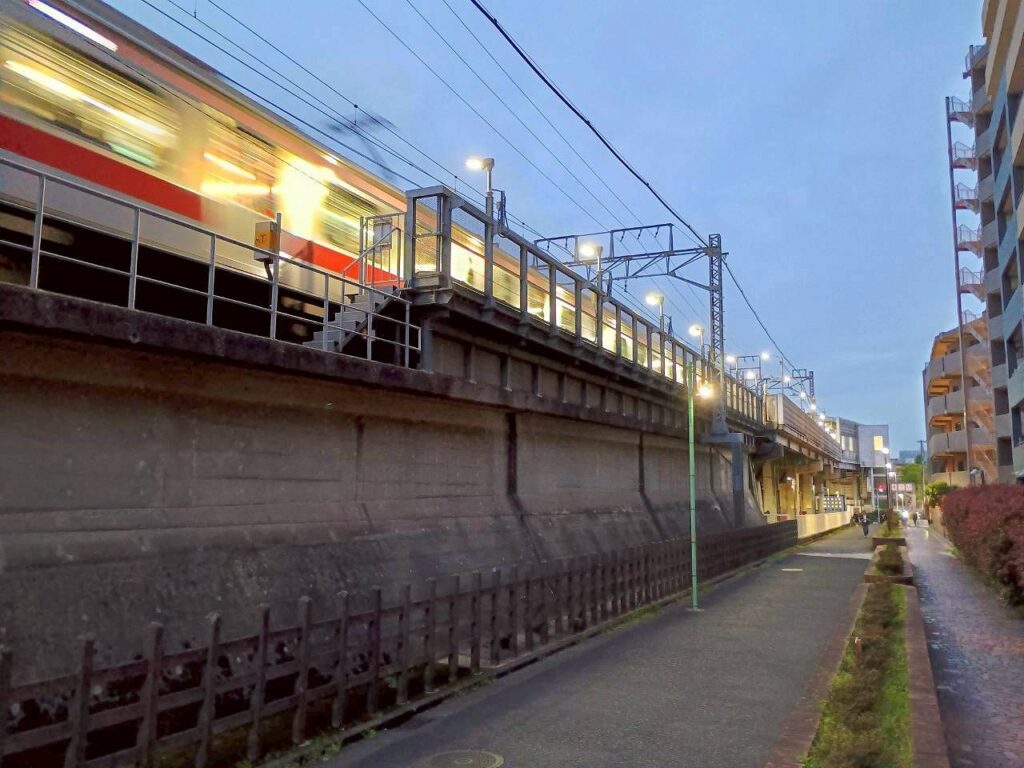 六角橋さんぽ_線路沿い
