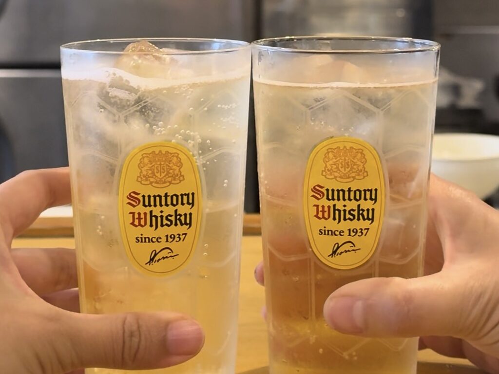 ハイボールで乾杯するところ