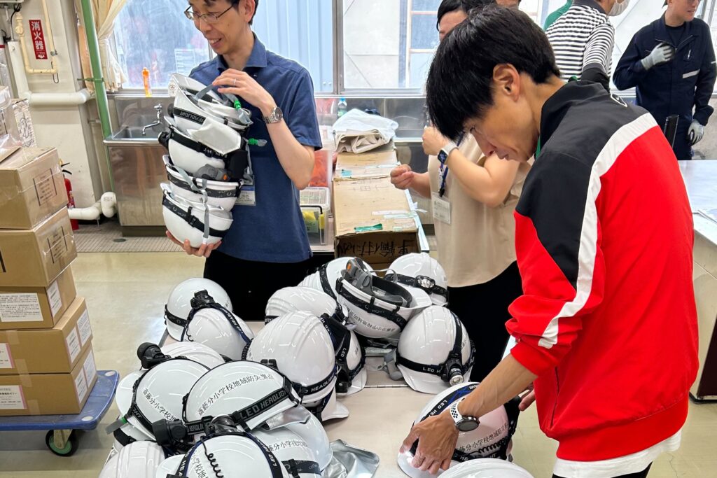 災害用ヘルメットのライト点灯点検中