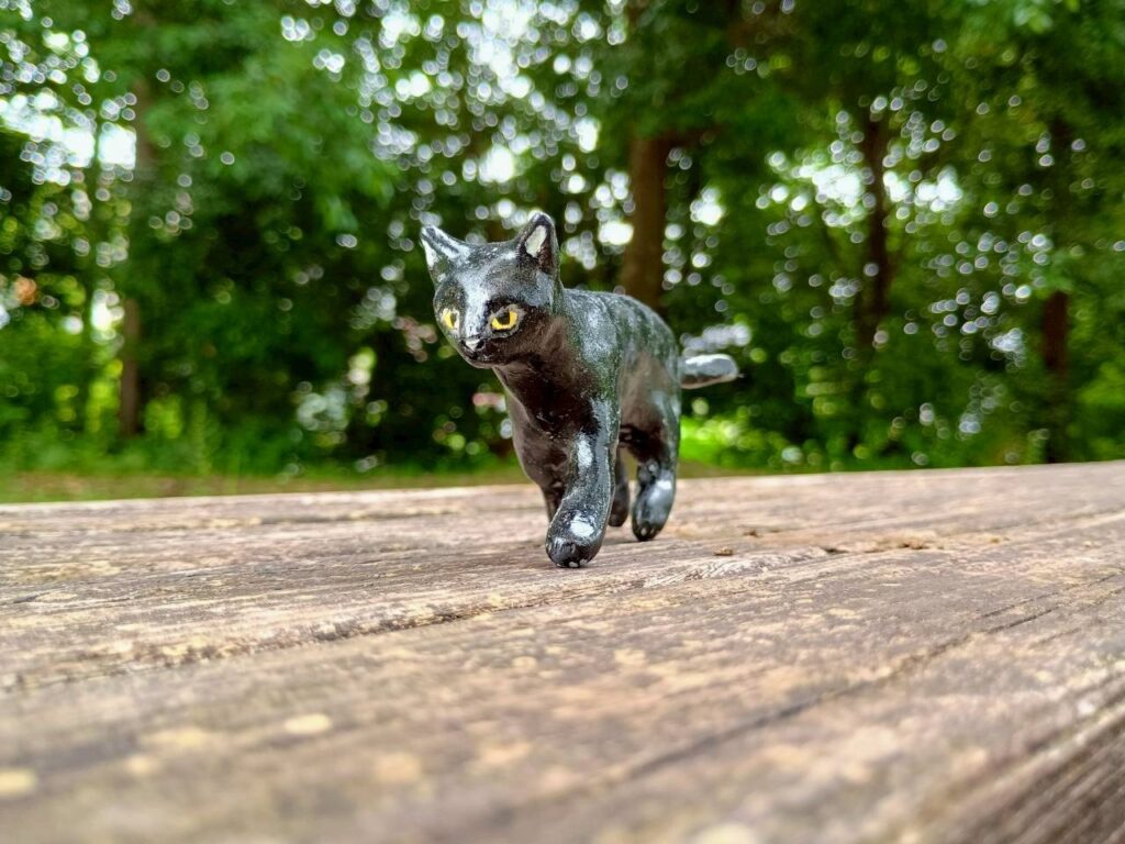まち歩き写真ー粘土でつくられた黒猫