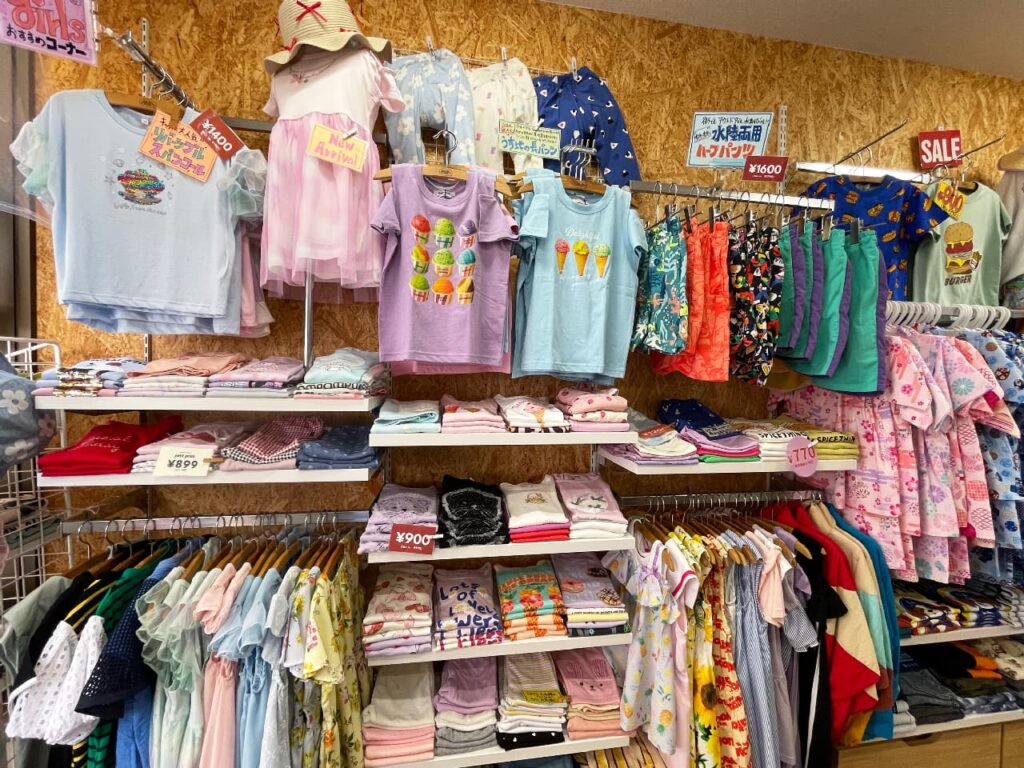 ピカデリーサーカス横浜白楽店の商品展示コーナー