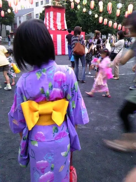 子どもの浴衣後ろ姿