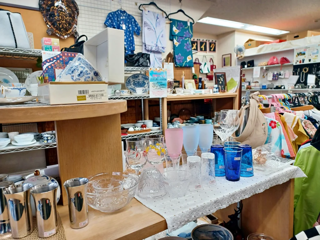 WEショップかながわ六角橋店の店内