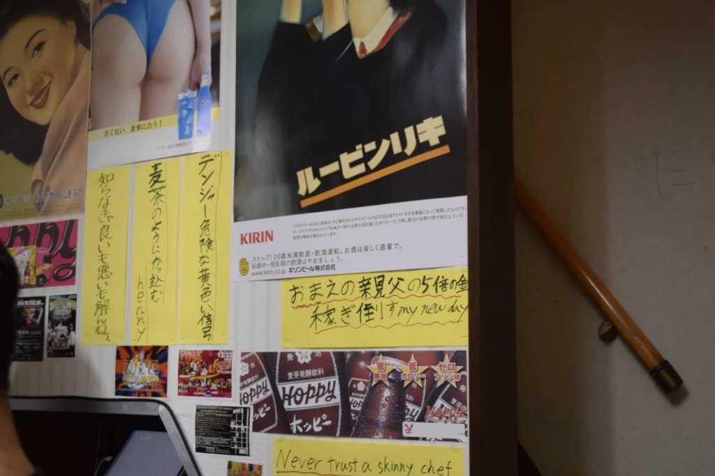 壁に貼られた手書きPOP
