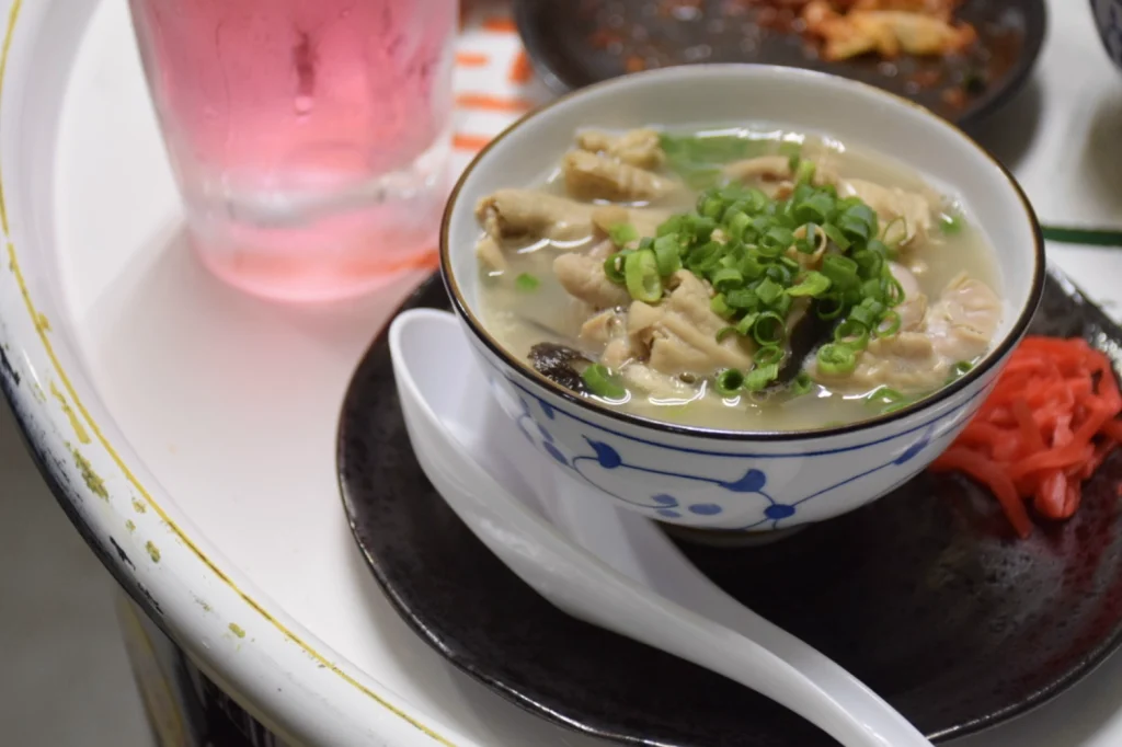 柔らかいモツとゴロゴロの椎茸が入った煮込み