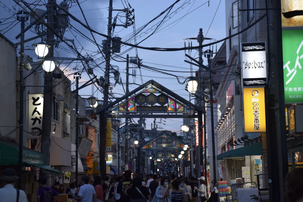 六角橋商店街大通りの人出