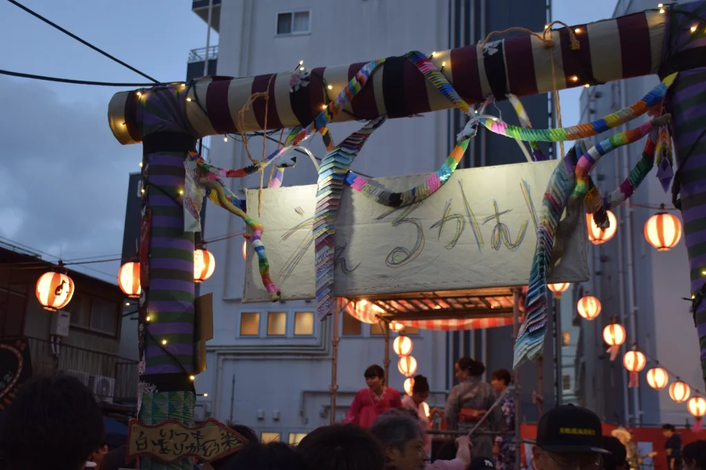 ライブ盆踊りエリアのデコレーションされた入口
