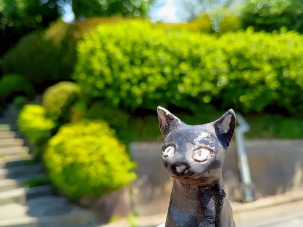 六角橋さんぽ 猫の置物と一緒に