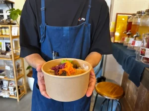 特製弁当を持っている