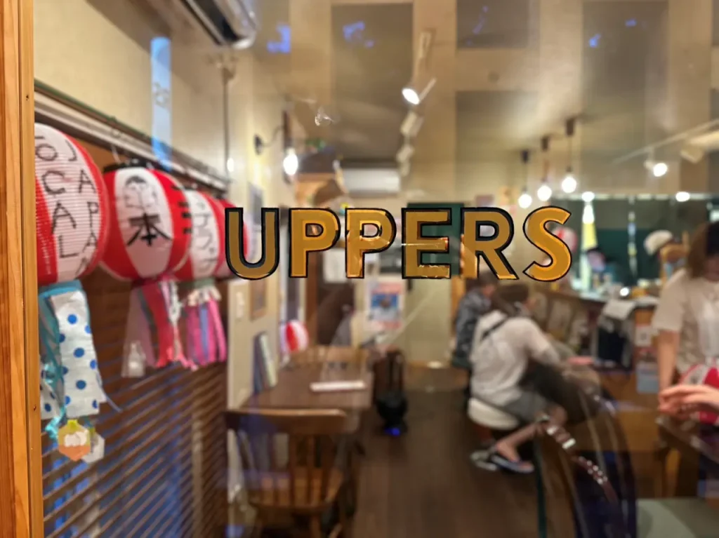 UPPERSのガラス戸