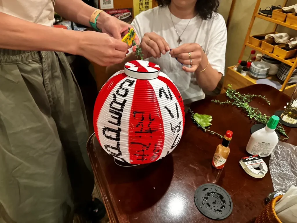 協賛提灯をデコるところ