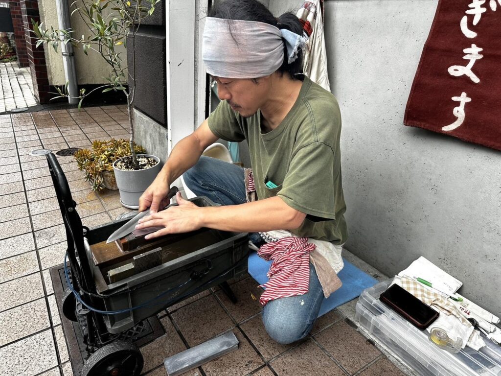 包丁を研いでいるところ