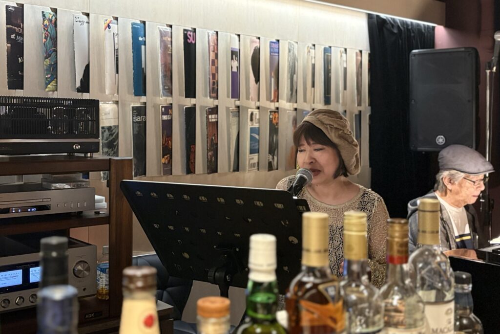 歌う西影さん2
