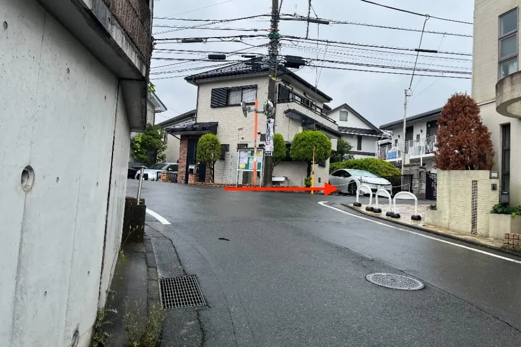 掲示板が見えたら右へ