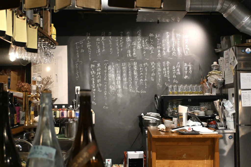 黒板に書かれた本日のメニュー