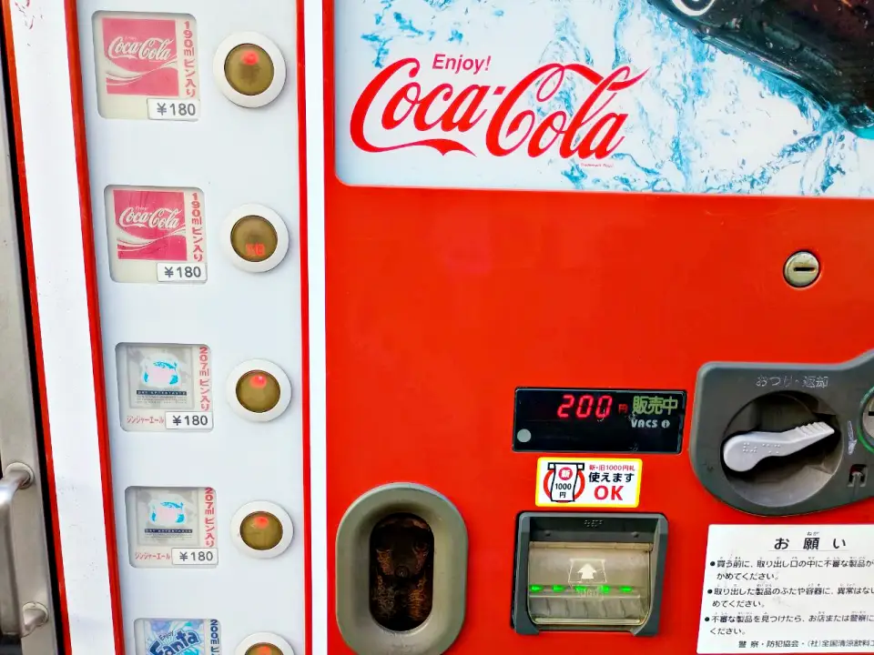 のろ猫さんぽ　自動販売機