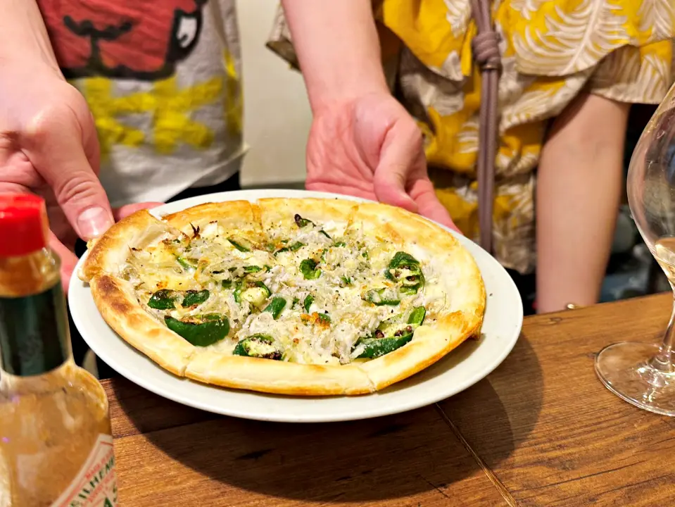 キツネノアトチの料理シラスのピザ